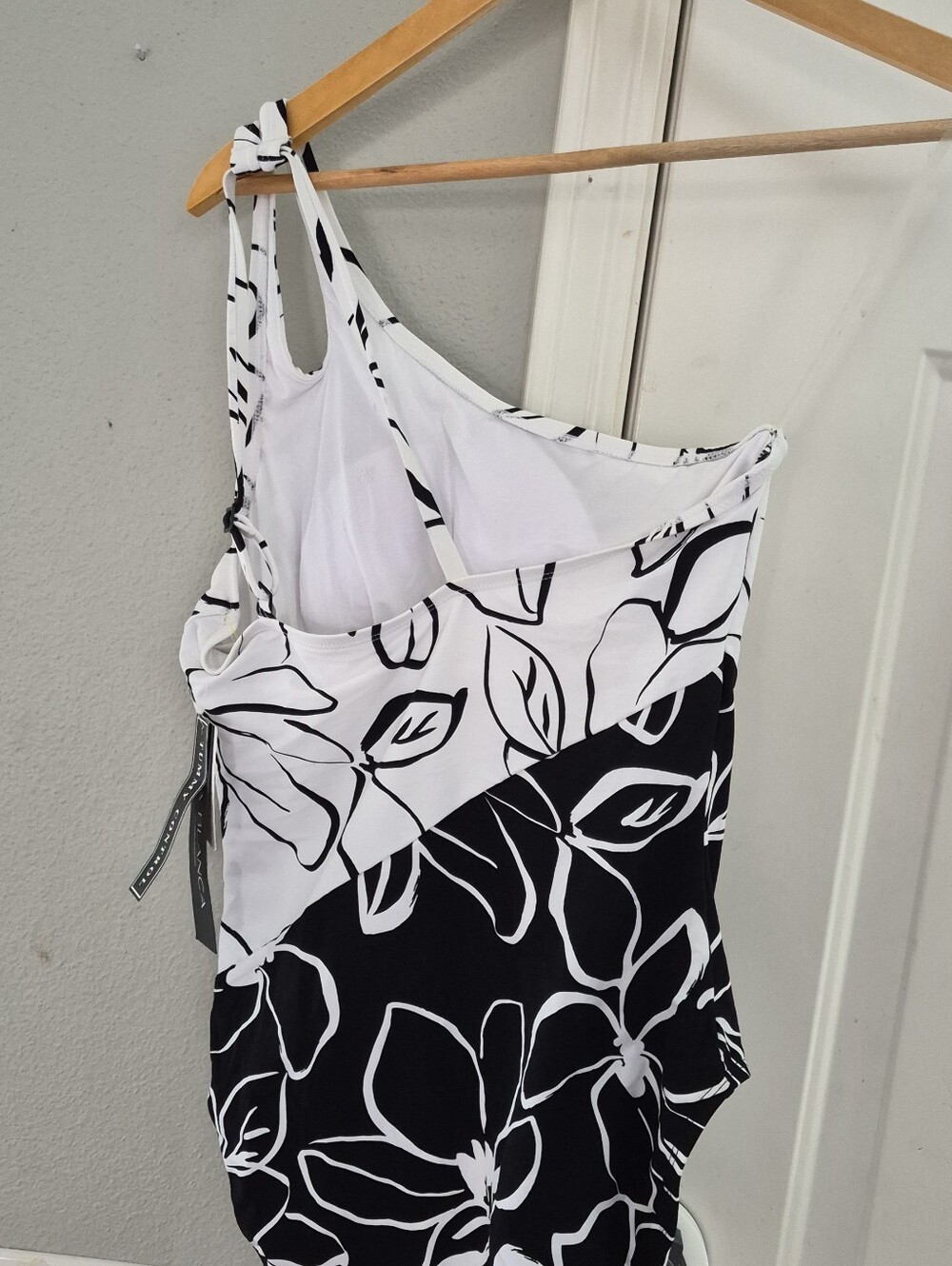 NWT LA BLANCA Moonlit Silhouette 1-shoulder keyhole swimsuit Black & White Sz.10 - Picture 9 of 11
